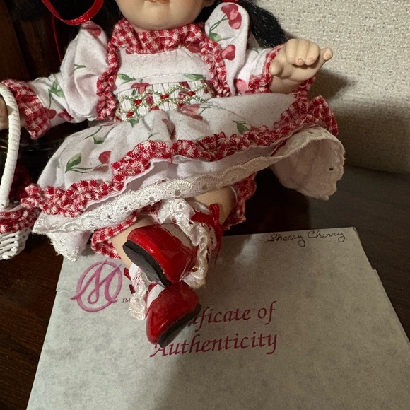 Marie Osmond porcelain doll - Picture 8 of 10